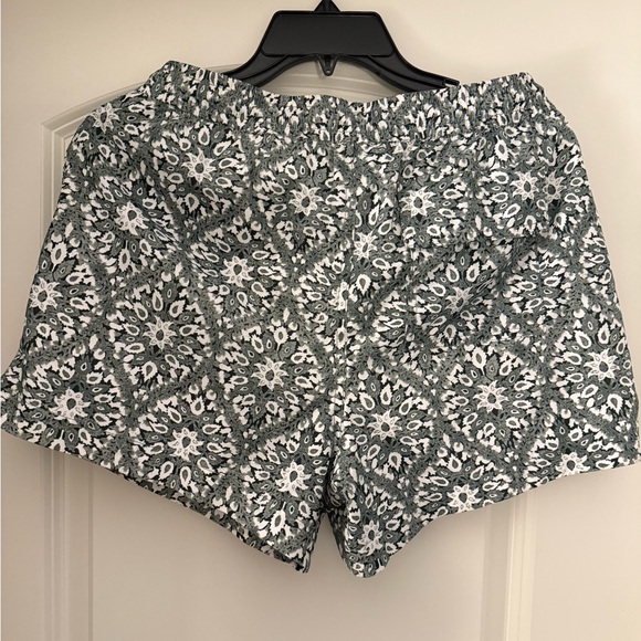 ABERCROMBIE & FITCH Men’s Swimshort 5” inseam. Tapestry print - Picture 3 of 3